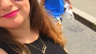 Незнакомец портит селфи - смотреть видео (0:08)