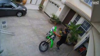 Хотел загрузить мотоцикл - смотреть видео (0:32)