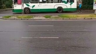 Ловкий разворот на троллейбусе - смотреть видео (0:26)