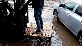 Спецдоставка водителя к авто - смотреть видео (0:35)