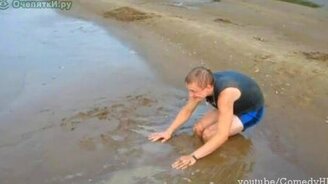 Супермен в песке - смотреть видео (0:23)