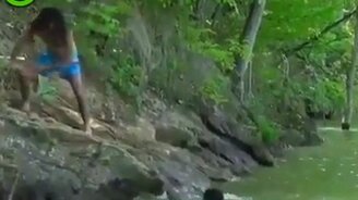 Спас друга от крокодила - смотреть видео (0:17)