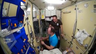 Парикмахерская в условиях невесомости - смотреть видео (1:00)