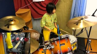 Восьмилетняя барабанщица - смотреть видео (2:58)