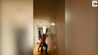 Провальная попытка поднять друга - смотреть видео (0:31)