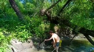 Вызволение овцы из грязи - смотреть видео (1:38)