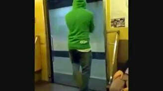 Танец в метро - смотреть видео (3:38)