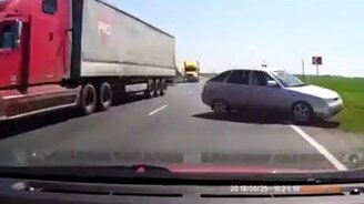 На волоске от ДТП - смотреть видео (0:10)