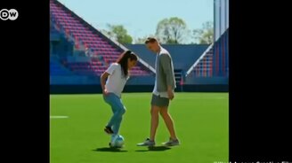 Умелая футболистка - смотреть видео (1:24)