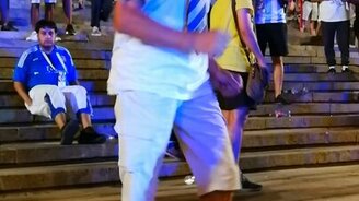 Пожилой пластичный болельщик - смотреть видео (1:23)