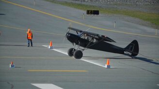 Взлёт и посадка самолета на коротком расстоянии - смотреть видео (0:26)