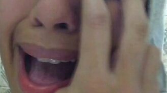 Я приклеила ресницы суперклеем - смотреть видео (1:21)