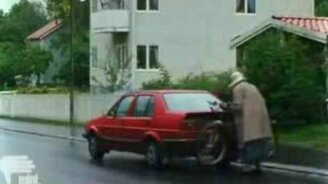 Бабуля догоняет свой авто - смотреть видео (3:06)