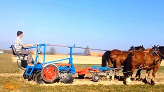 Возможности сельхозтехники на конной тяге - смотреть видео (5:08)