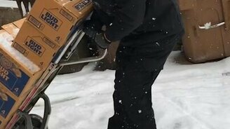 Трудности зимней разгрузки - смотреть видео (0:17)