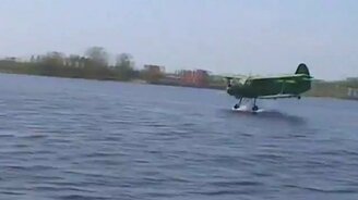 По воде колёсами на Ан-2 - смотреть видео (0:45)