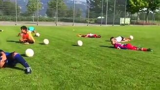 Юнцы изображают Неймара - смотреть видео (0:20)