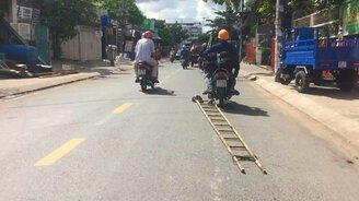 Перевозка лестницы на мопеде - смотреть видео (0:18)