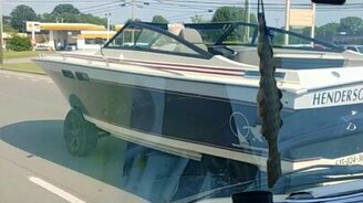 На катере по асфальту - смотреть видео (0:27)