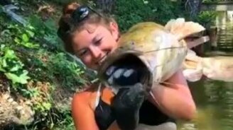 Девушка ловит рыбу руками - смотреть видео (1:00)