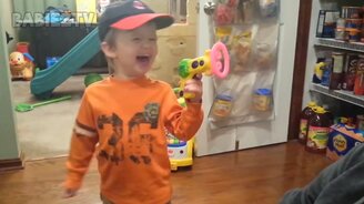 Детишки против мыльных пузырей - смотреть видео (4:39)