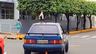 Петух на крыше машины - смотреть видео (0:15)