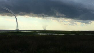 Два торнадо над водой - смотреть видео (1:37)