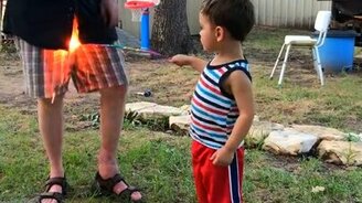 Опасный малыш с огоньком - смотреть видео (0:07)