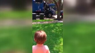 Подарок мальчику от мусорщика - смотреть видео (1:11)