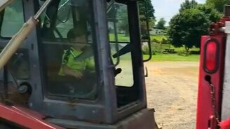 Мальчик управляет экскаватором - смотреть видео (1:21)