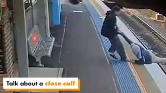 Спасение за пару секунд до прибытия поезда - смотреть видео (0:37)