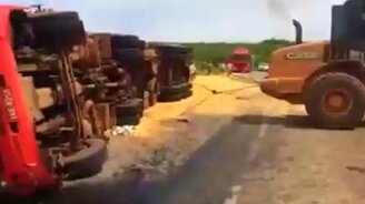 Провал с опрокинувшимся грузовиком - смотреть видео (0:47)