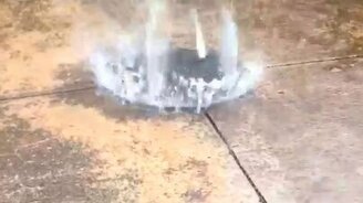 Канализационный люк в шторм - смотреть видео (0:31)