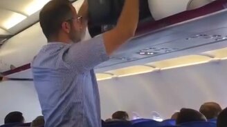 Мужчина против багажа в самолёте - смотреть видео (0:30)