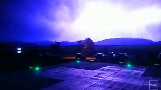 Безудержные молнии в ночном небе - смотреть видео (0:57)