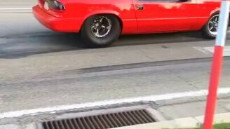 Глупыш за рулём дорогого авто - смотреть видео (0:13)