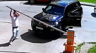 Сломал шлагбаум - получи наказание - смотреть видео (0:20)