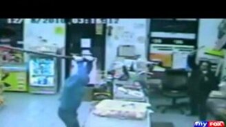 Грабитель против продавца - смотреть видео (1:06)