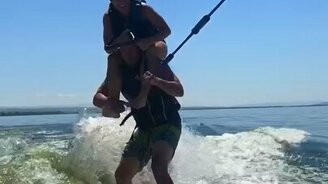 Катание на доске вдвоём - смотреть видео (0:29)