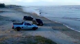 Провал мотоциклиста на волнах - смотреть видео (0:06)