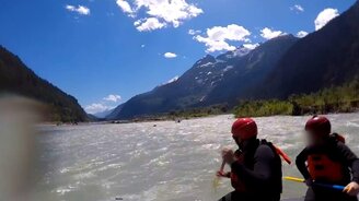 Гризли погнался за каякером - смотреть видео (0:31)