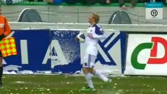 Снежками в футболиста - смотреть видео (0:50)