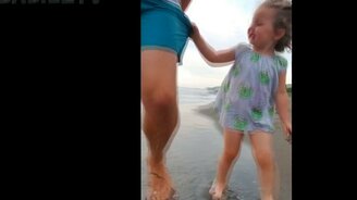 Девочка впервые на пляже - смотреть видео (0:49)