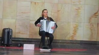 Баянистка в метро - смотреть видео (4:11)