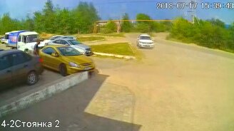 Девушка-водитель против бордюра - смотреть видео (0:41)