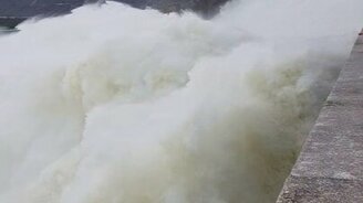 Сброс воды на ГЭС - смотреть видео (0:18)