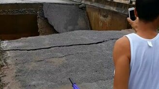 Падение моста на глазах очевидцев - смотреть видео (1:20)