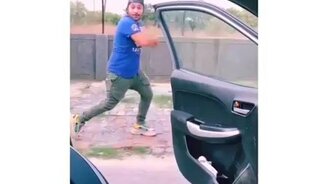 Почему не стоит покидать движущийся автомобиль - смотреть видео (0:30)