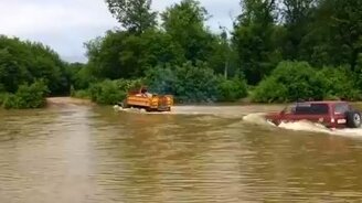 Экстремальная переправа вброд - смотреть видео (2:49)