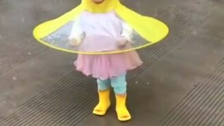 Малышка радуется дождю - смотреть видео (0:25)